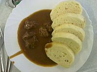 Zverinovy gulas, houskove knedliky